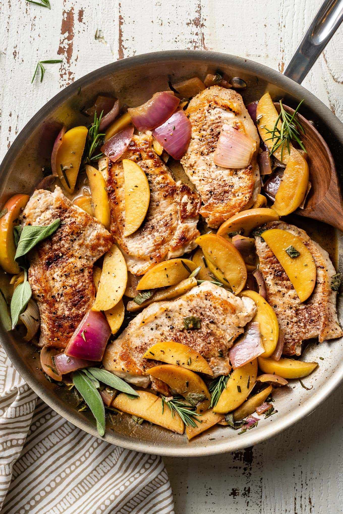 https://www.nourish-and-fete.com/wp-content/uploads/2019/11/pork-chops-with-apples-1360px-2.jpg