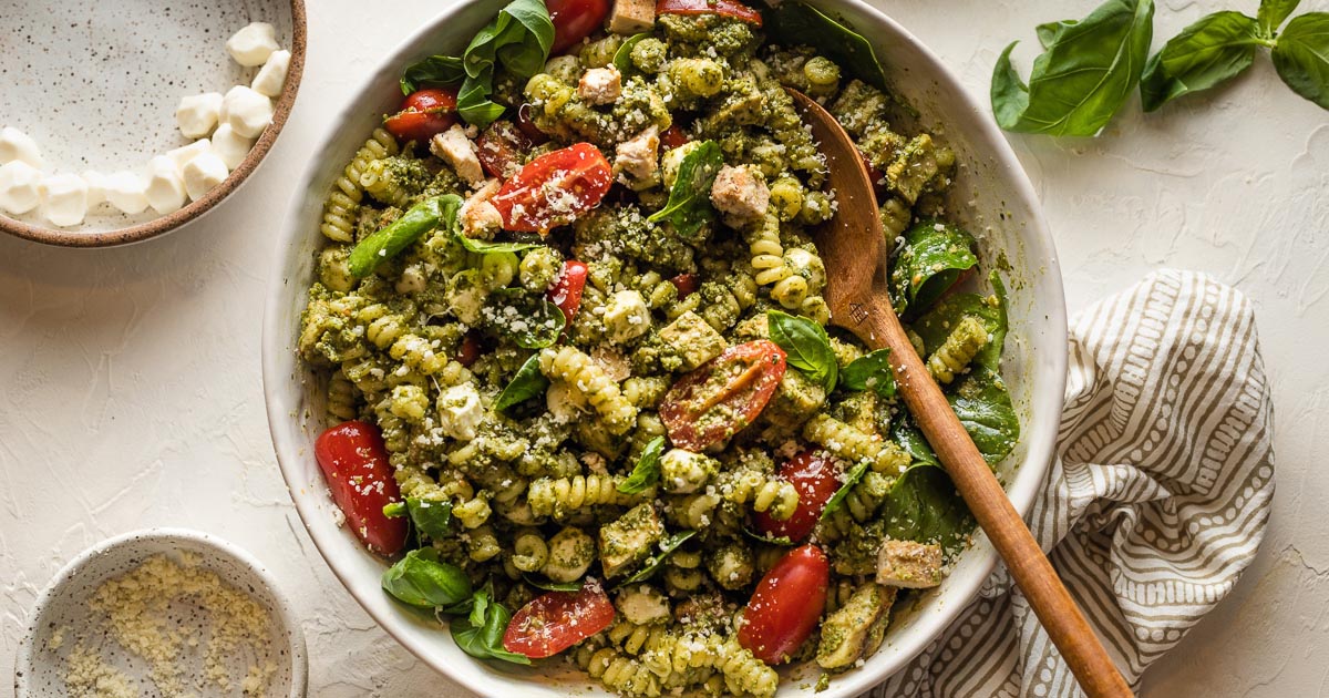 Lunch box-pesto pasta, marinated chicken with greek salad and baked  tomatoes — MajaMånborg